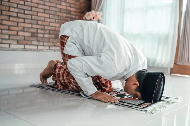 Tiga Versi Doa Sujud Terakhir dalam Arab, Latin, dan Artinya