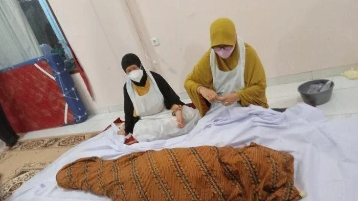 Perbedaan Niat Memandikan Jenazah dengan Doa Niat Sholat