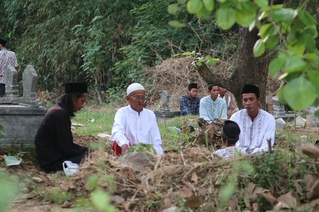 Hukum Ziarah Kubur bagi yang Belum Bisa Datang: Doa dari