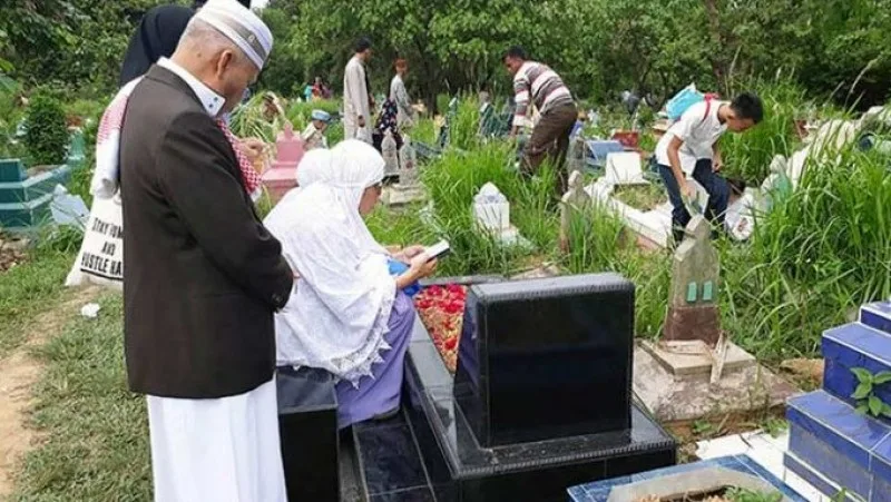 Pertanyaan yang Sering Diajukan tentang Adab Ziarah Kubur