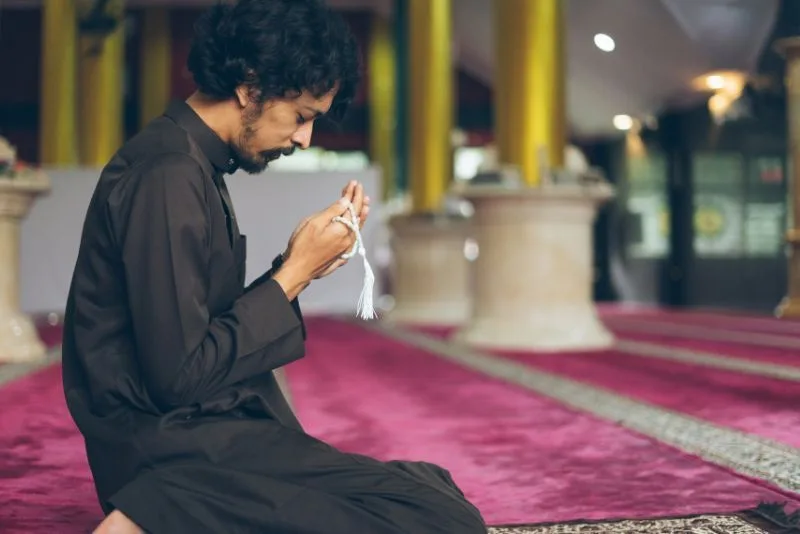 al fatihah dalam sholat: Mengapa Al-Fatihah Wajib Diulang di Setiap Rakaat?