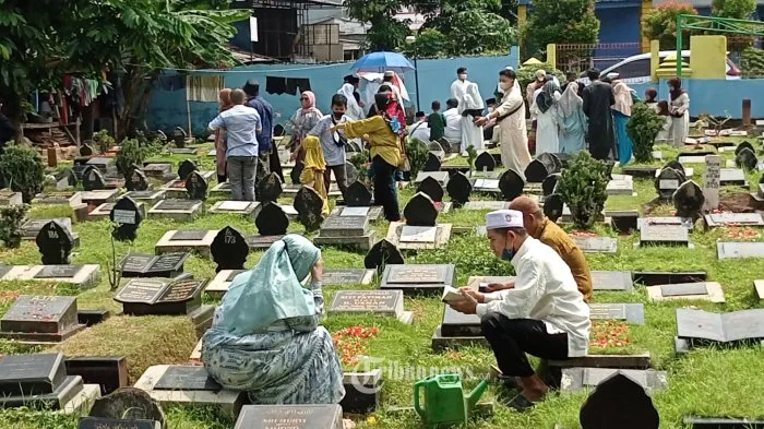 adab ziarah kubur: Adab dan Doa Ziarah Kubur Sesuai Sunnah: Ramuan yang Saling