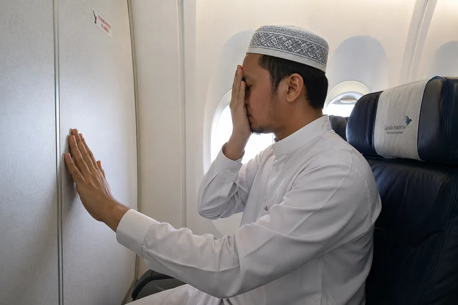 tayamum di pesawat: Salat di Kursi Pesawat: Menghadap Kiblat dan Penyesuaian