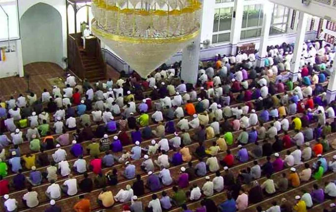 Apakah Rukun Khutbah Harus Ada di Dua Khutbah?