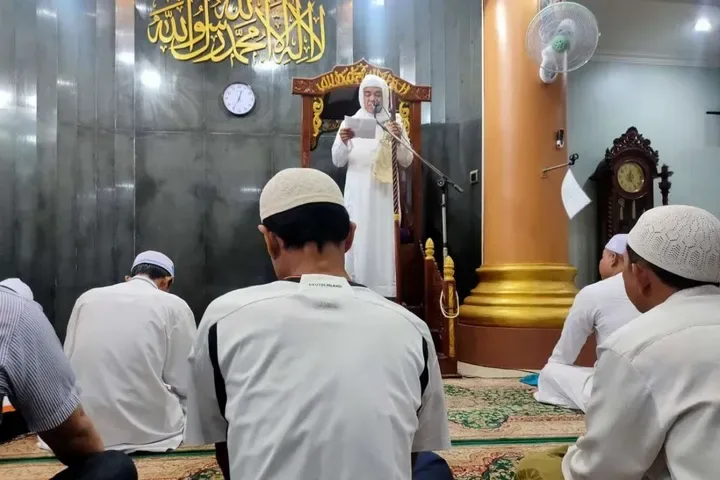 khutbah jumat menyentuh hati: Teknik Vokal dan Bahasa Tubuh saat Menyampaikan Khutbah