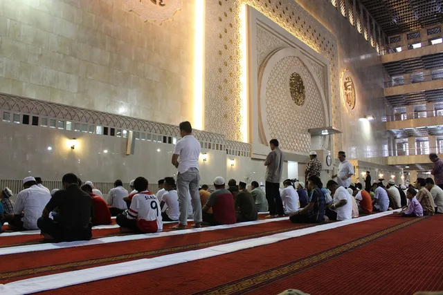 makmum: Menyikapi Perbedaan Pandangan Fikih dengan Bijak
