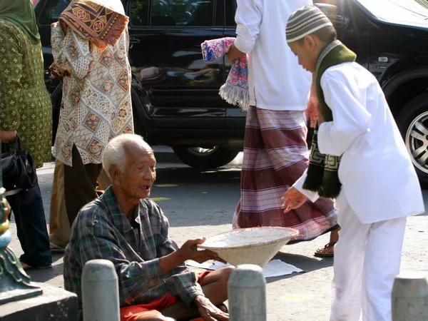 Menghubungkan Sedekah dengan Amalan Lain