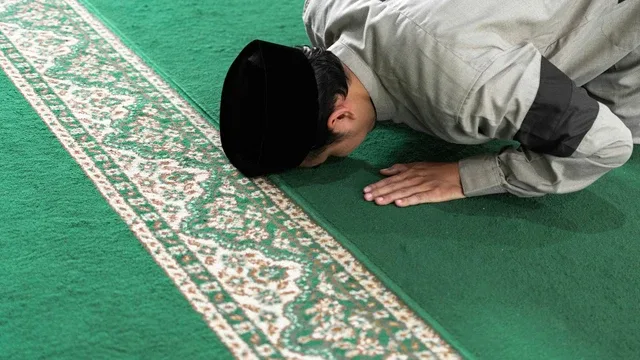 Perbedaan Pendapat Ulama Soal Sujud Sajadah