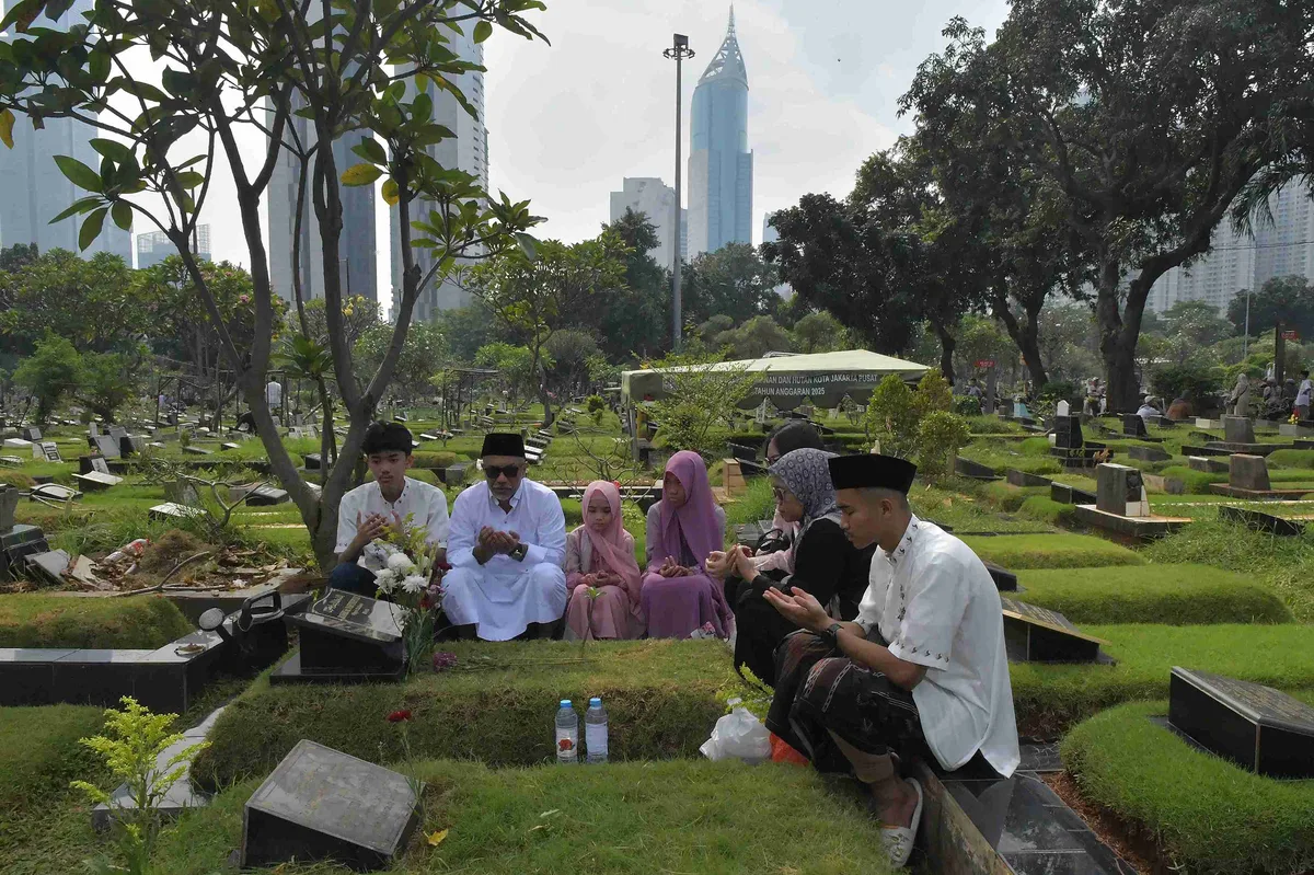 ziarah kubur: Adab dan Etika yang Sering Terlupakan saat Ziarah