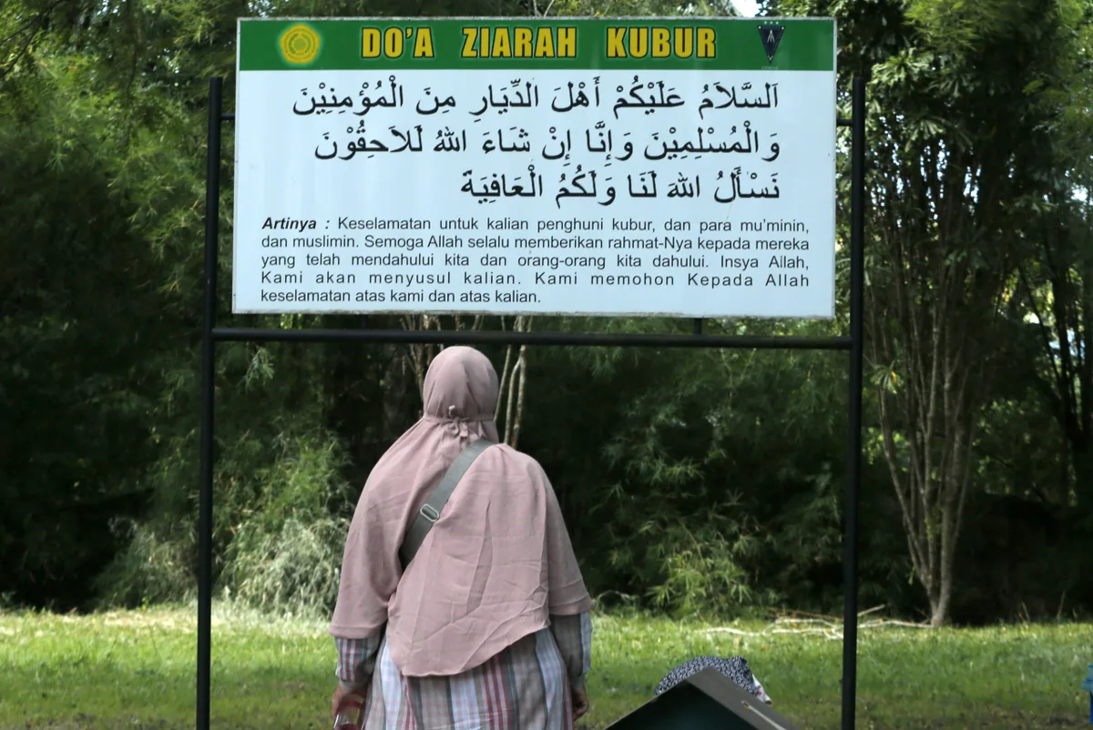 Cara Menulis Almarhumah Singkat tanpa Kehilangan Kesantunan