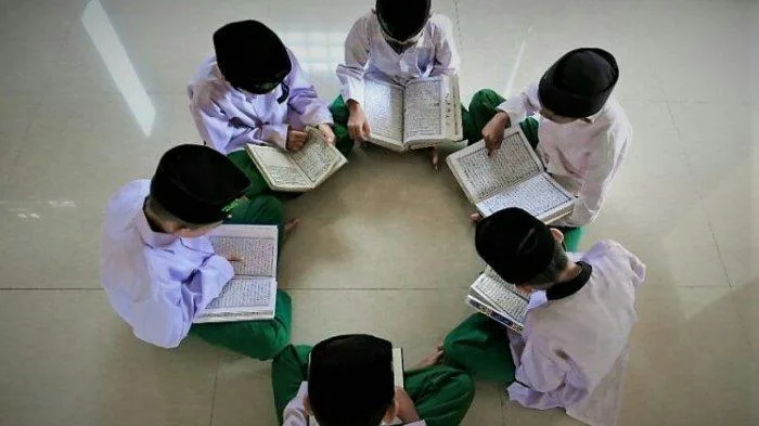 adab membaca alquran: Bagaimana Hukum Membaca Alquran di Tempat Umum