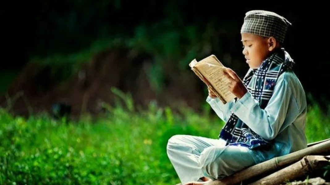 adab membaca alquran - Hukum Membaca Alquran dan Posisinya dalam Syariat
