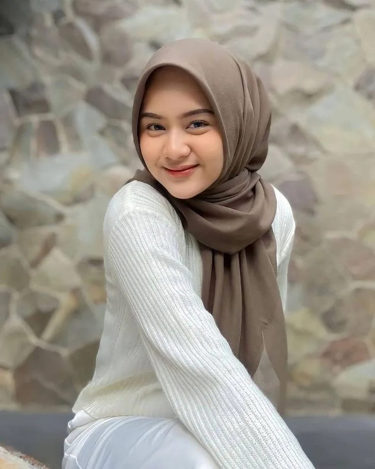 Apakah Jilbab Dinas Hitam Harus Selalu Polos?