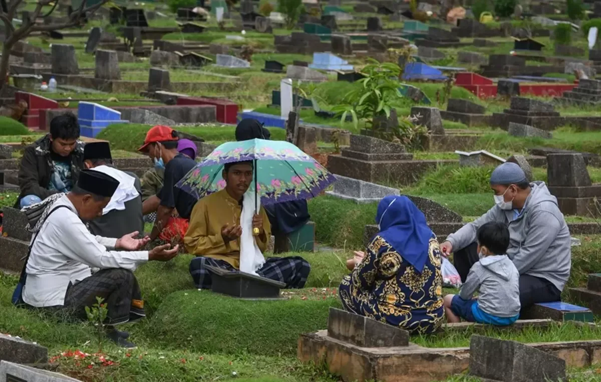 tata cara ziarah kubur: Cara Ziarah Kubur untuk Orang Tua dan Kerabat