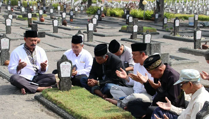 Dasar Hukum dan Dalil Kirim Doa ke Orang Meninggal