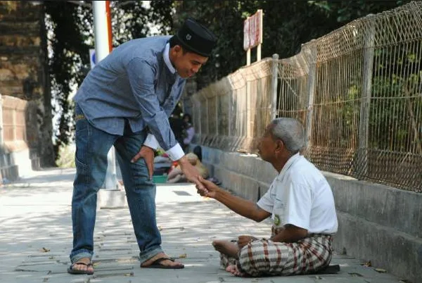 Cara Memulai Kebiasaan Sedekah tanpa Menunggu Kaya