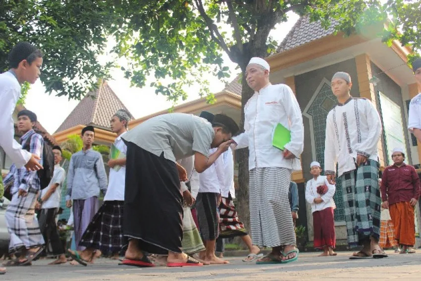 Adab Bergaul dengan Sesama dan Keluarga