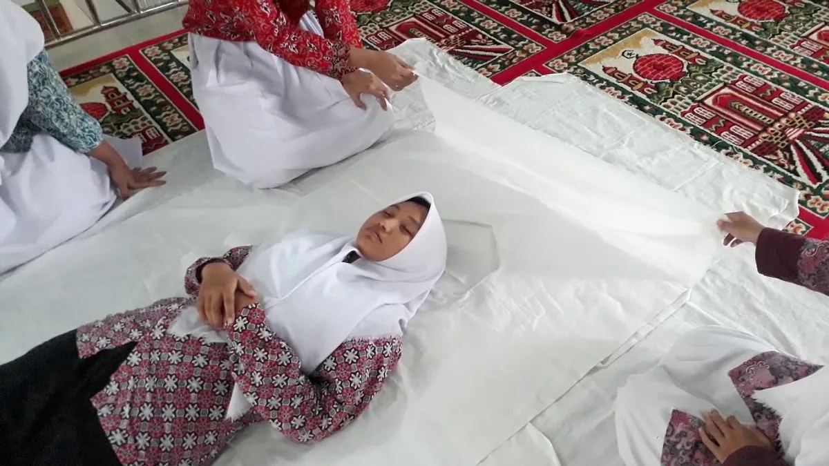 Siapa yang Berhak Menjadi Imam Sholat Jenazah Perempuan