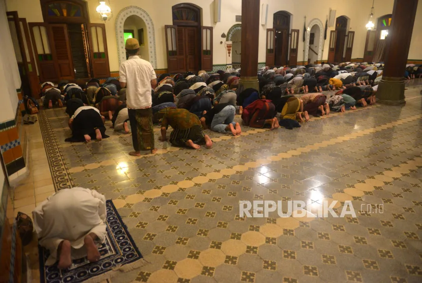 sholat isya jam berapa: Batas Awal Waktu Sholat Isya Dihitung dari Apa
