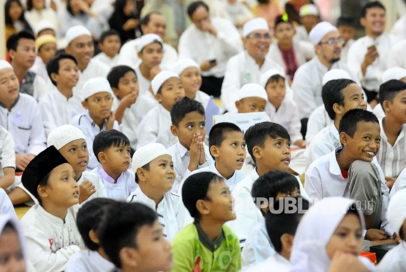 anak yatim dalam islam - Adab Bergaul dengan Anak Yatim dalam Kehidupan Sehari-Hari