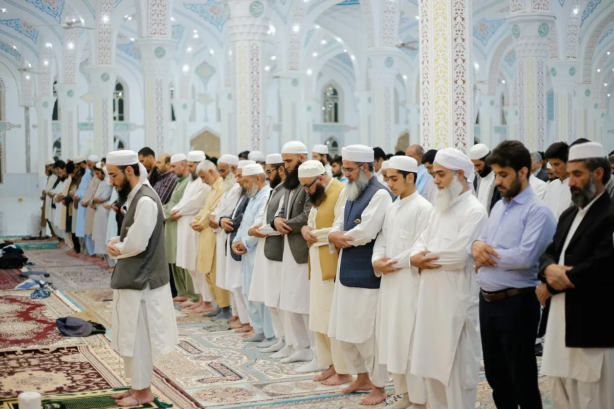 sholat isya jam berapa: Sholat Isya Sampai Jam Berapa: Dua Pendapat yang Sering