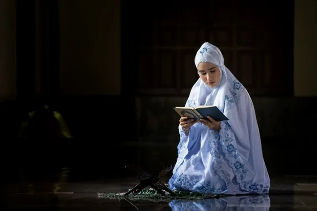 Bagaimana Adab Membaca Alquran Dimulai dari Rumah