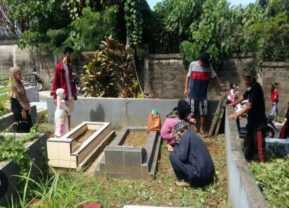 Hukum Ziarah Kubur dan Adab yang Sering Terlewat