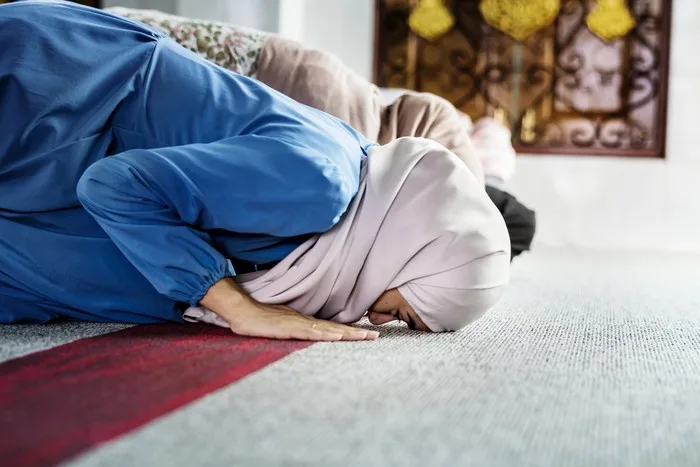 Perbandingan Redaksi Doa Sujud: Panduan Memilih Sesuai