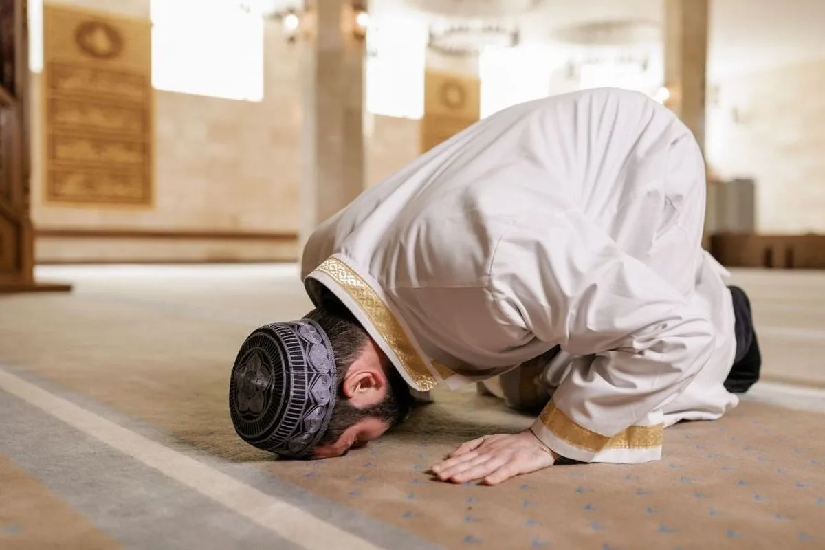 Kedudukan Sujud dalam Sholat dan Dalilnya