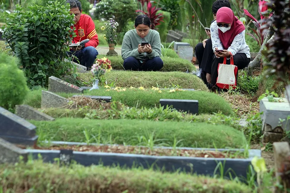 Menjaga Esensi Ziarah Kubur Wali di Tengah Kesibukan