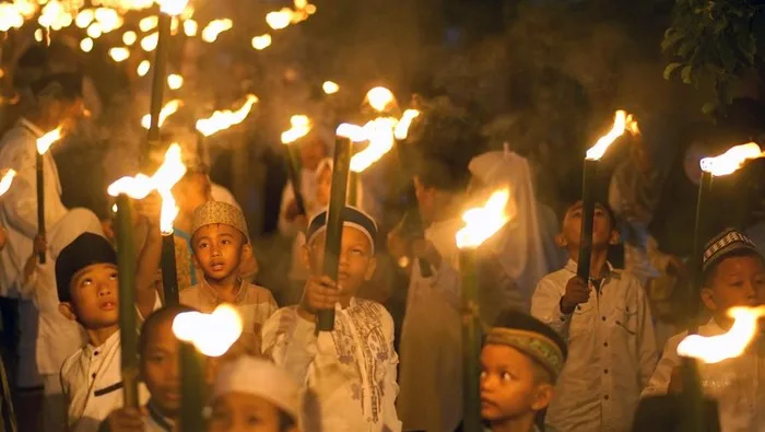 takbiran idul fitri: Takbir Keliling Vs. Takbir Terpusat: Mana yang Lebih