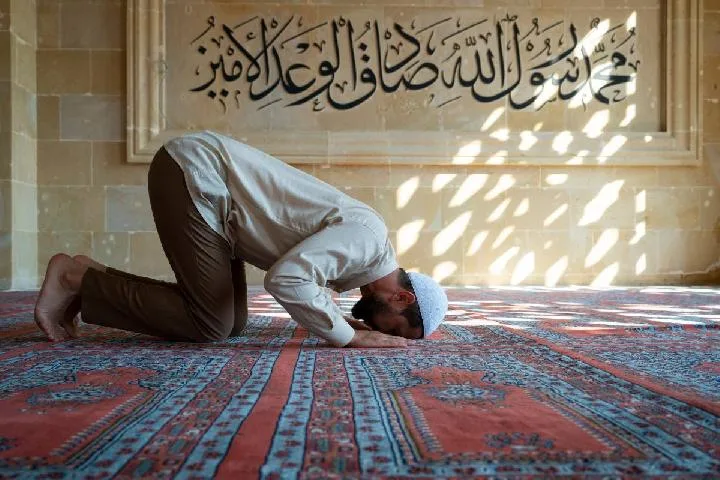 Doa Sujud Lengkap Arab, Latin, dan Artinya dalam Berbagai