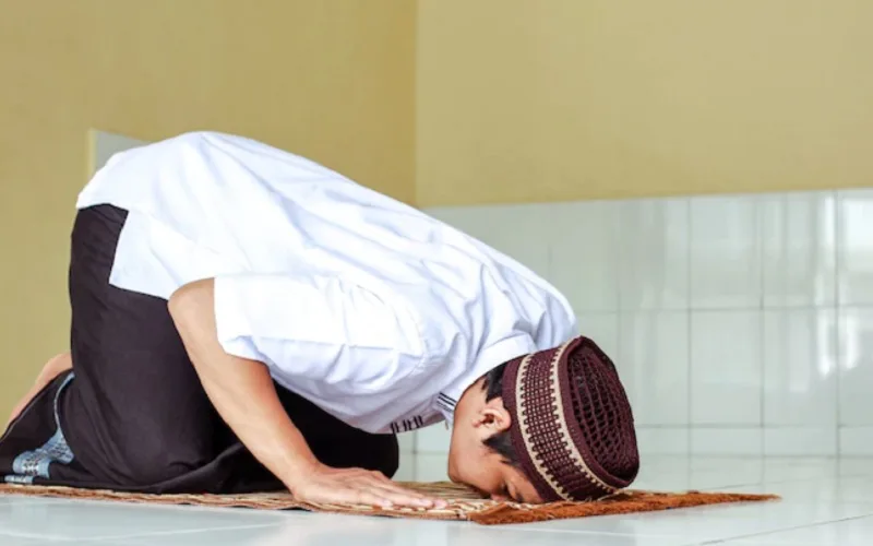tata cara sholat hajat: Menghubungkan Sholat Hajat dengan Sholat Taubat dan Tahajud