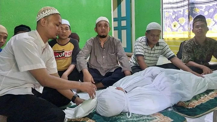 sholat jenazah laki laki - Hubungan Sholat Jenazah dengan Rangkaian Pengurusan Mayit