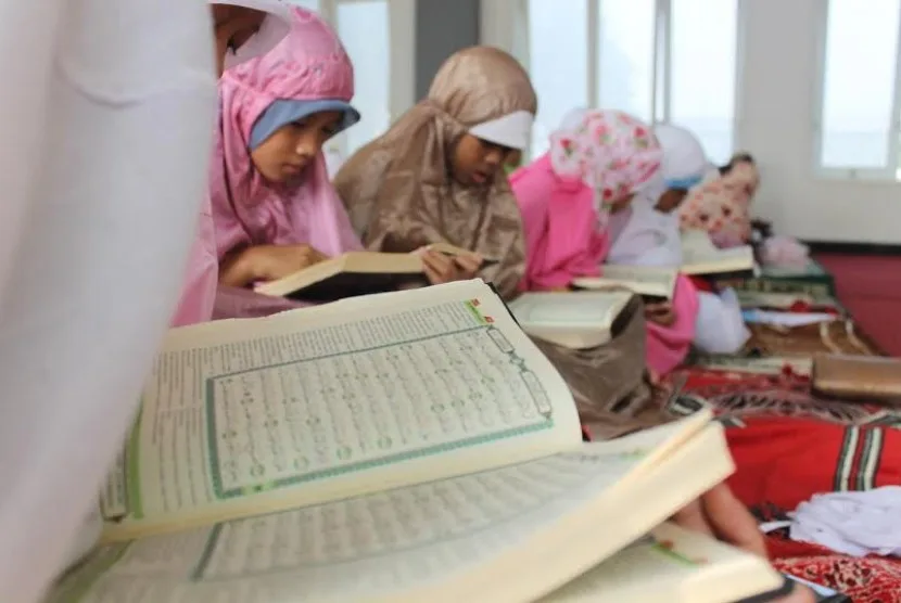 Adab Membaca Alquran dan Berdoa: Sebuah Rangkaian yang