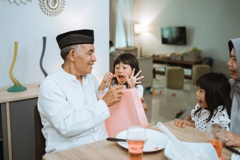 Membangun Komitmen Nyata untuk Menjaga Adab Kepada Orang Tua